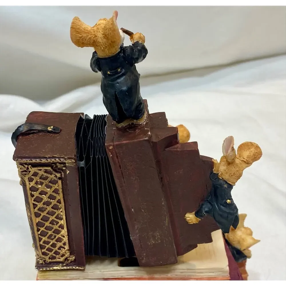 Classic Treasures Musical Animated Accordion & Mouse Sculpture.